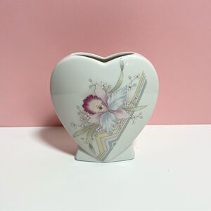 Vintage 80s pastel retro art deco floral heart shaped vase